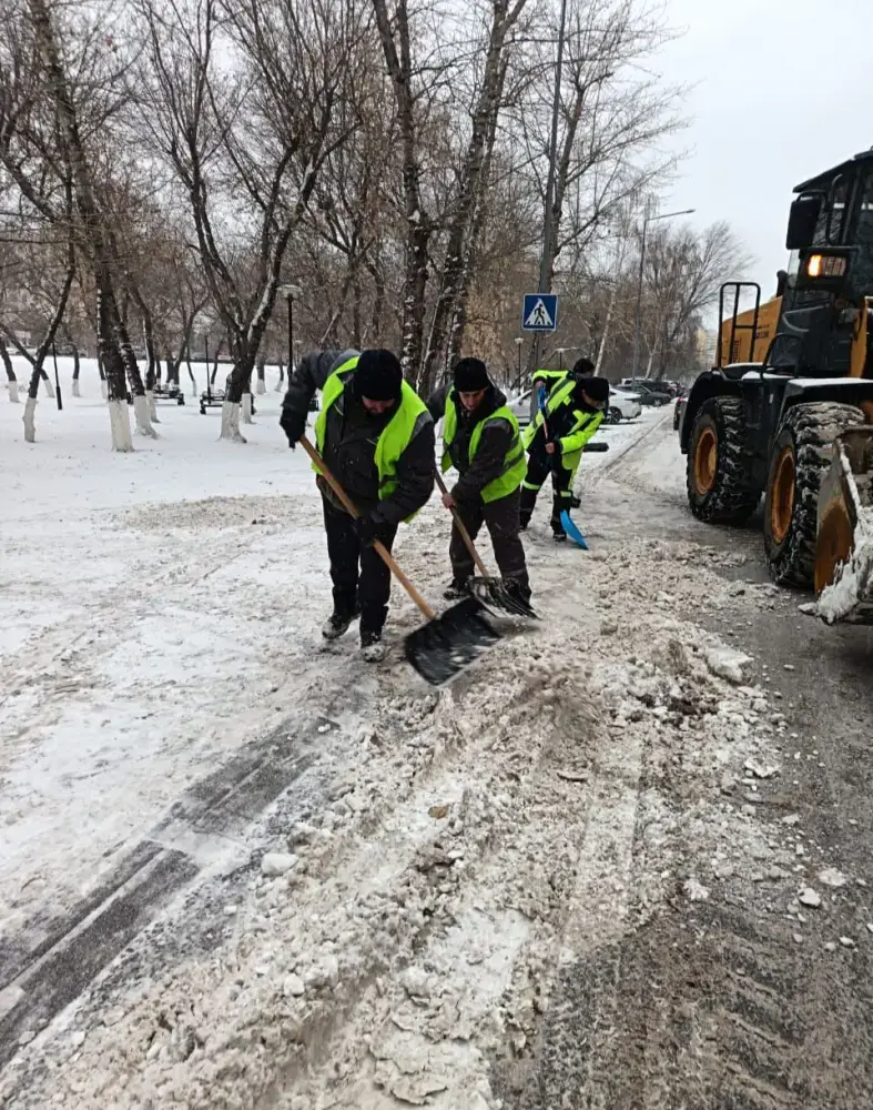 Порядка 3000 дорожных рабочих вышли на уборку снега в Астане (2)