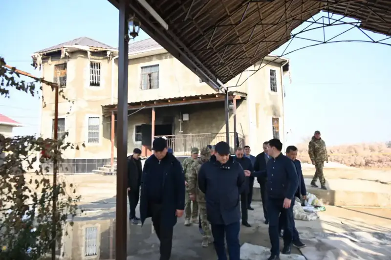 АКИМ ТУРКЕСТАНСКОЙ ОБЛАСТИ ПОСЕТИЛ ЖЕТЫСАЙ И ВЫРАЗИЛ СОБОЛЕЗНОВАНИЯ БЛИЗКИМ ПОГИБШИХ ПРИ ПОЖАРЕ (3)