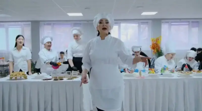 В Астане 700 студентов исполнили гимн рабочих профессий (2)