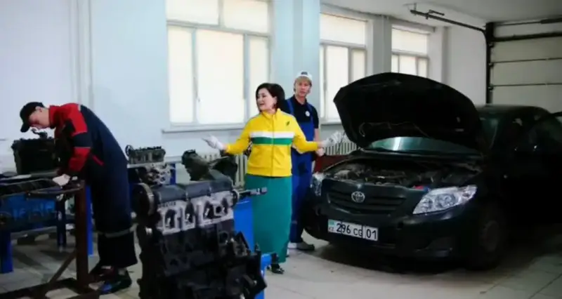 В Астане 700 студентов исполнили гимн рабочих профессий (3)