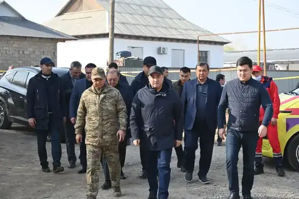 АКИМ ТУРКЕСТАНСКОЙ ОБЛАСТИ ПОСЕТИЛ ЖЕТЫСАЙ И ВЫРАЗИЛ СОБОЛЕЗНОВАНИЯ БЛИЗКИМ ПОГИБШИХ ПРИ ПОЖАРЕ (7)