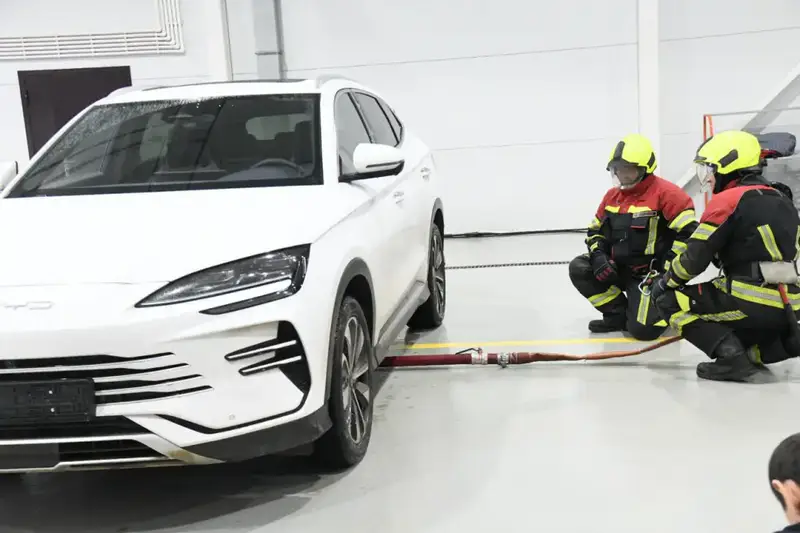 О правилах пожарной безопасности в электромобилях рассказали столичные спасатели (3)