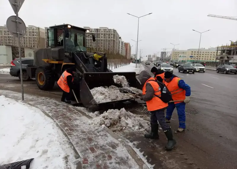 Около 3000 дорожных рабочих вышли на уборку снега с утра в Астане (2)