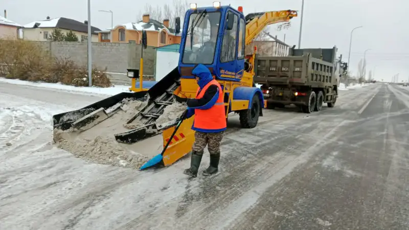Общественная мобилизация: почти 3 000 дорожных рабочих помогают в уборке снега в Астане Павлодаре