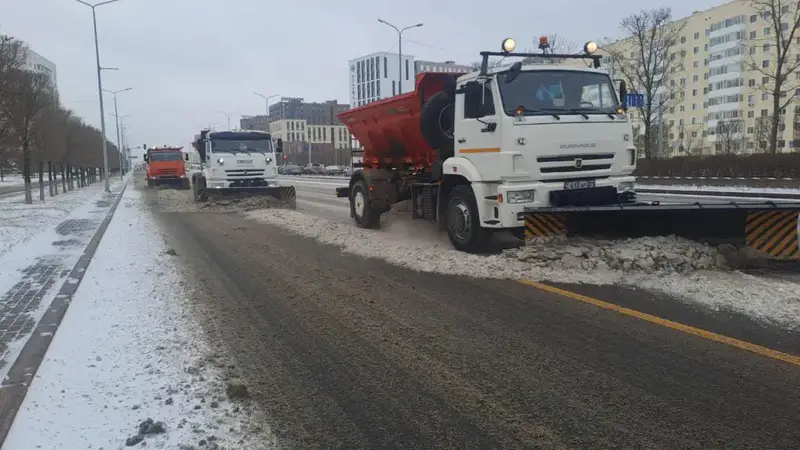 Более 3000 тонн техсоли и 14 000 рейсов: коммунальщики Астаны работают круглосуточно (6)