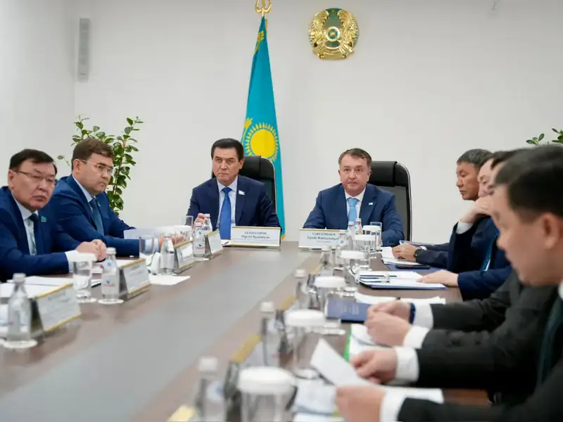 В Центре судебных экспертиз состоялась встреча Министра юстиции Ерлана Сарсембаева с депутатами Сената Парламента РК по вопросу развития судебно-экспертной деятельности и повышения качества экспертных услуг (4)