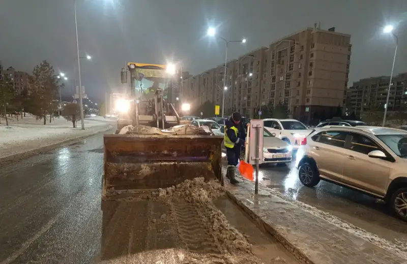 Снег не спит: Астана очищает дороги ночью! Павлодаре