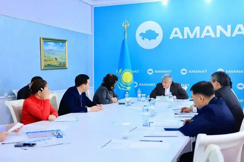Ермаганбет Булекпаев провёл приём жителей в филиале партии Amanat (2)