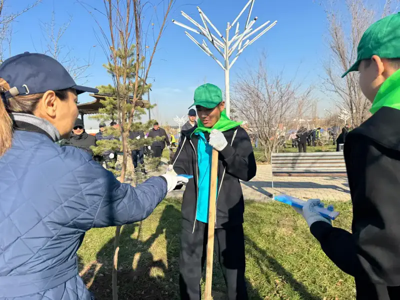 В Наурызбайском районе Алматы продолжается массовая посадка деревьев (4)