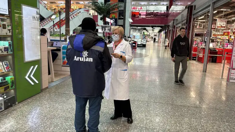 Акцию по профилактике и борьбе со СПИДом провели в столичных торговых центрах (7)