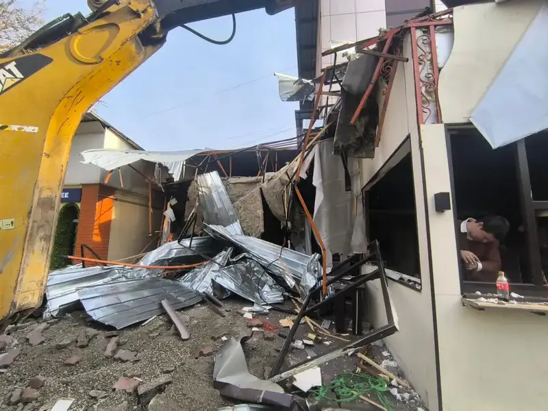 В Ауэзовском районе Алматы демонтируют несанкционированные торговые точки Павлодаре