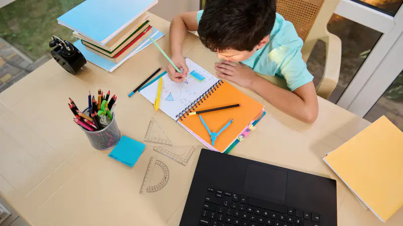 Главный санитарный врач Сархат Бейсенова прокомментировала ситуацию с заболеваемостью гриппом и ОРВИ среди школьников, отметив, что в случае ухудшения эпидемиологической ситуации возможно возвращение к онлайн-обучению. Она подчеркнула, что на данный момен Павлодаре