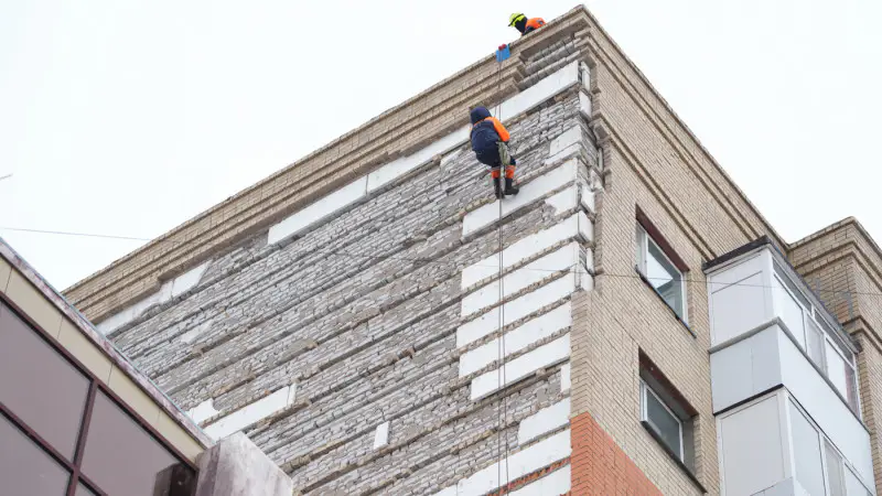 В Астане произошло обрушение облицовки с фасада жилого дома, в результате чего несколько человек пострадали. В управлении общественного здравоохранения города сообщили о состоянии пострадавших. Павлодаре