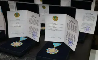 Церемония награждения ученых и лингвистов нагрудными знаками за вклад в развитие казахского языка