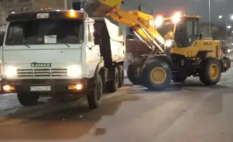 Астана очищается от снега: свыше тысячи машин на улице