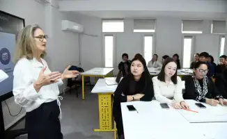 Клеа Фернандез провела лекцию о методе Lesson Study в университете Абая