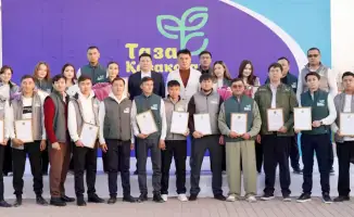 В Туркестане наградили активистов и провели экологическую акцию