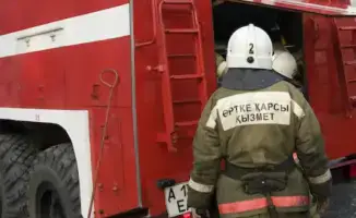 Сегодня ранним утром на пульт 101 ДЧС Туркестанской области поступило сообщение о возгорании в двухэтажном частном жилом доме в селе Алгабас, Жетысайского района.