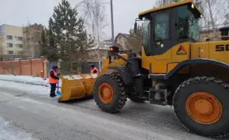 Снегоуборочные работы в Астане: более тысячи единиц спецтехники на борьбе с зимними условиями