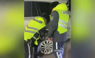 Полицейские помогли водителям с пробитым колесом на трассе Алматы–Өскемен