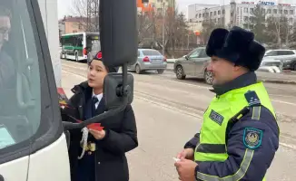 Школьники и полицейские совместно напоминают водителям о соблюдении ПДД в Костанае