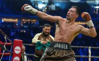 Жанибек Алимханулы пообещал совершить "нокаут года" в предстоящем бою за три титула против Эрисланди Лары. Казахстанский боксер, чемпион мира по версиям WBO и IBF в среднем весе, уверен в своей победе и готов продемонстрировать свои навыки на ринге.