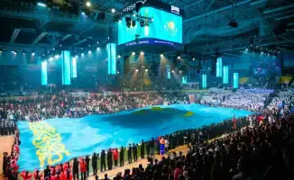 В Астане на церемонии посвящения студентов Maqsut Narikbayev University раскрыли флаг 'Закон и порядок' площадью 300 кв. м и флаг Казахстана площадью 800 кв. м.