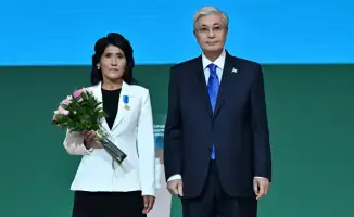 Доярка из Туркестана Гульнар Абдраманова получила медаль «Ерен еңбегі үшін» на форуме сельского хозяйства