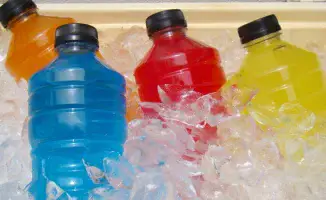 Казахстан вводит строгие меры против энергетиков: запрет на продажу лицам младше 21 года и маскировку под обычные напитки