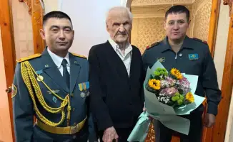 В Таразе военнослужащие поздравили 104-летнего ветерана Григория Нещеретнева с днем рождения