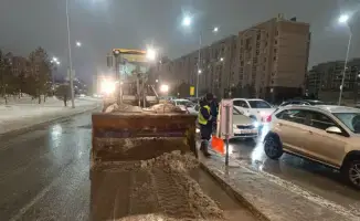 Снег не спит: Астана очищает дороги ночью!