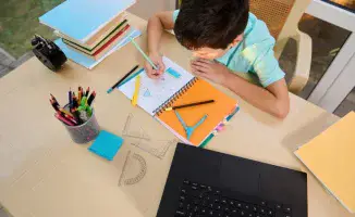 Главный санитарный врач Сархат Бейсенова прокомментировала ситуацию с заболеваемостью гриппом и ОРВИ среди школьников, отметив, что в случае ухудшения эпидемиологической ситуации возможно возвращение к онлайн-обучению. Она подчеркнула, что на данный момен