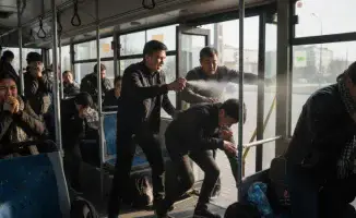 В Астане 18-летний местный житель арестован за распыление газового баллончика в автобусе: пассажиры начали кашлять и задыхаться, инцидент попал на видео.