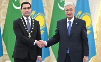 Токаев наградил Бердымухамедова орденом 'Алтын Қыран' в Астане