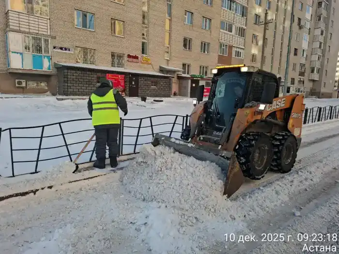 Более 3 000 дорожных рабочих и 1 300 единиц спецтехники задействованы в снегоуборочных работах в Астане (4)