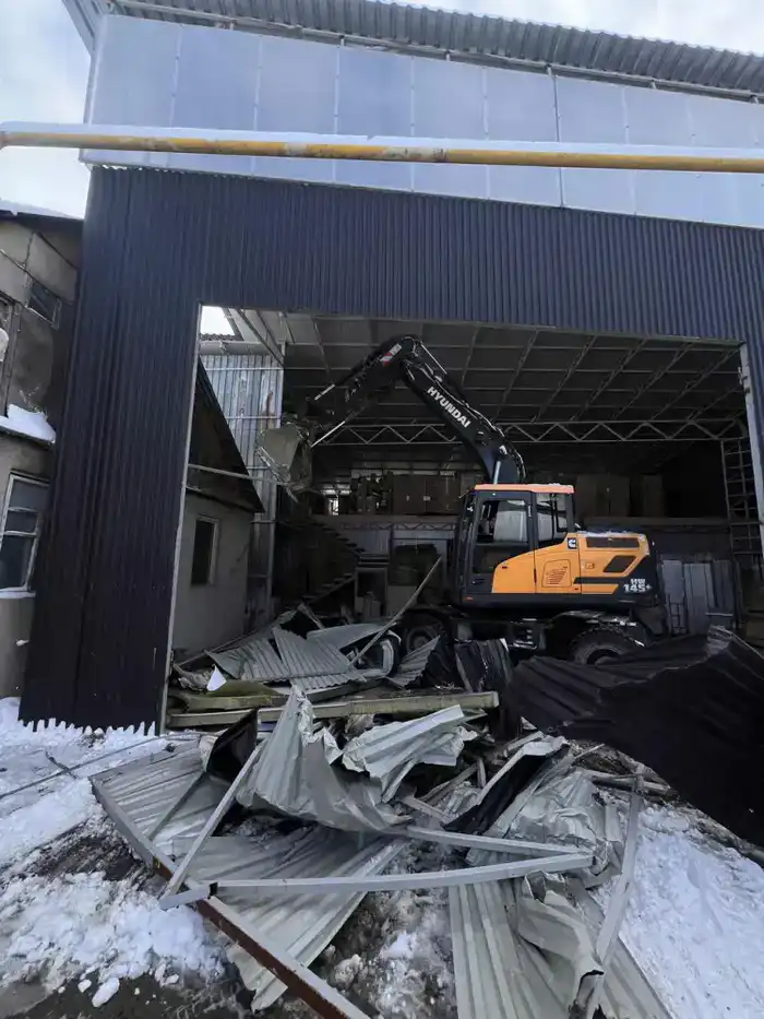 В Алматы сносят незаконное двухэтажное здание (2)