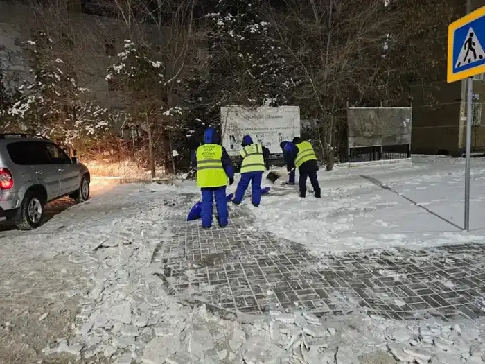 Астана очищает улицы от снега ночью Павлодаре