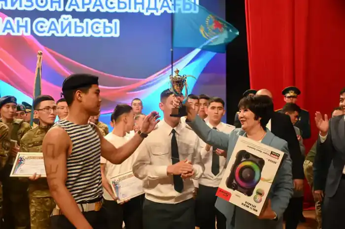 Военные продемонстрировали юмор и творчество на конкурсе Жайдарман в Актау Павлодаре