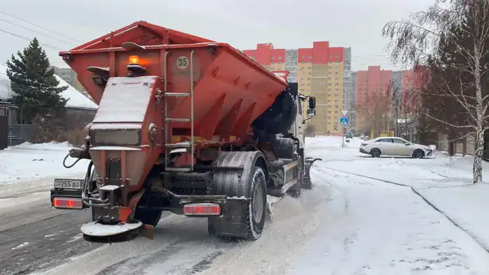 Астана сталкивается с сильным снегопадом: коммунальные службы работают без перерыва Павлодаре