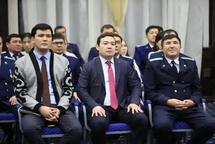 Аким области поздравил работников прокуратуры с профессиональным праздником (8)