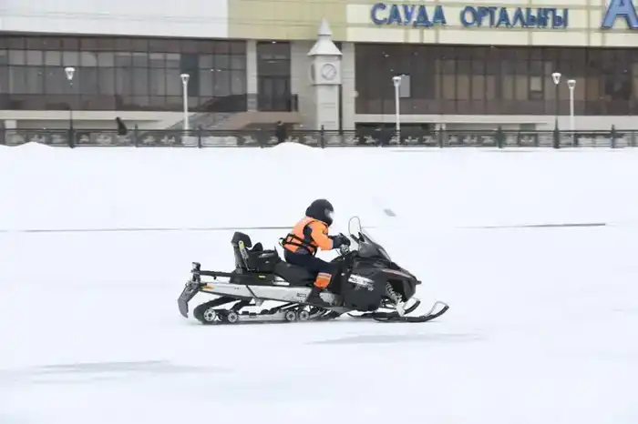 «Тонкий лед»: столичные спасатели напомнили горожанам правила безопасного поведения на льду (7)
