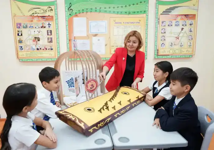 В Астане учитель математики внедрил национальные музыкальные инструменты в уроки, сочетая математику с искусством Павлодаре