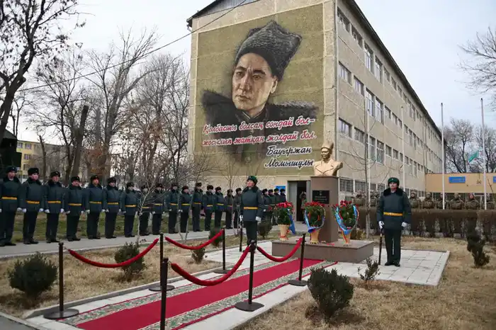 В Вооруженных силах почтили память Героя Советского Союза Бауыржана Момышулы (2)