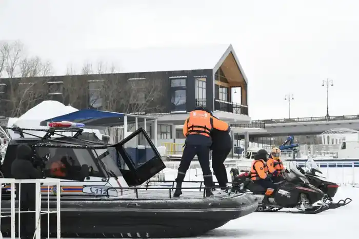 «Тонкий лед»: столичные спасатели напомнили горожанам правила безопасного поведения на льду (8)