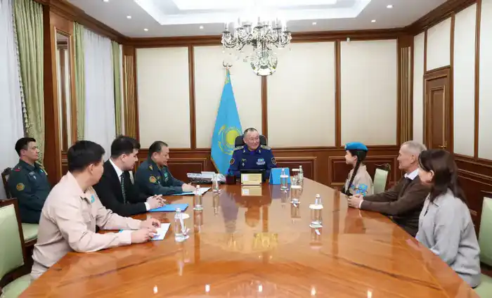 Министр обороны Даурен Косанов вручил Жасмине Тузеловой благодарственное письмо и подарок после её выступления на шоу «Голос. Дети» Павлодаре