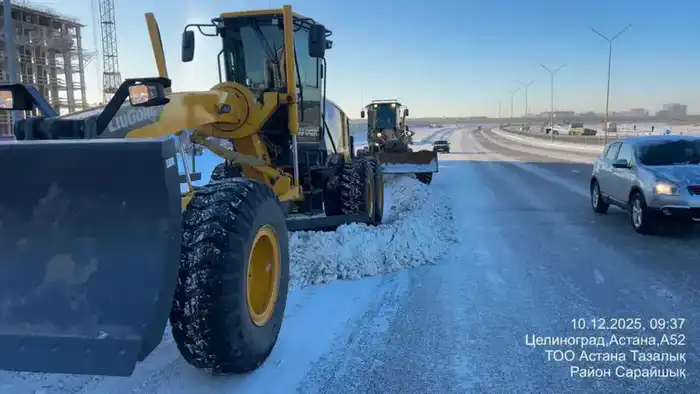 Более 3 000 дорожных рабочих и 1 300 единиц спецтехники задействованы в снегоуборочных работах в Астане (3)