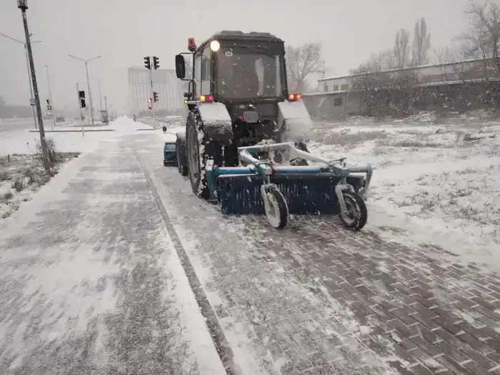 Свыше 1 тыс. единиц спецтехники задействовано в снегоуборочных работах днем в Астане (7)