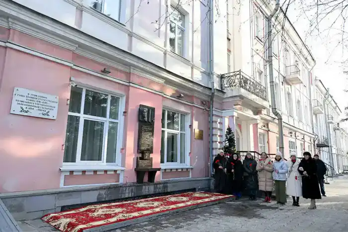 Делегация области Абай посетил памятник Шокана Уалиханова и мемориальную доску Кемеля Токаева в Омске (4)