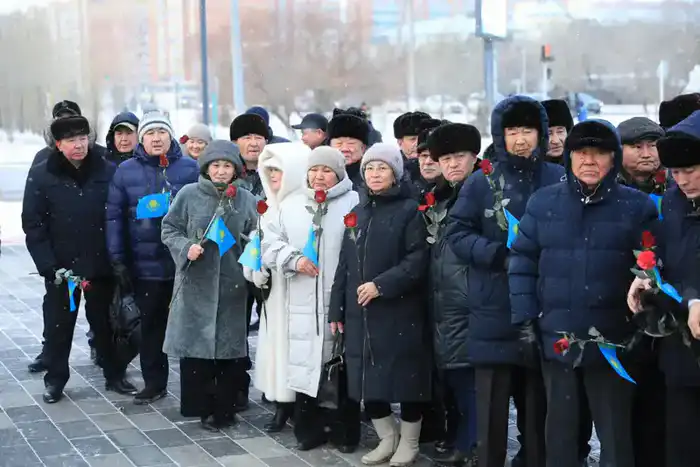 В День Независимости актюбинцы возложили цветы к мемориальному комплексу «Азаттықтың ақ таңы» (2)