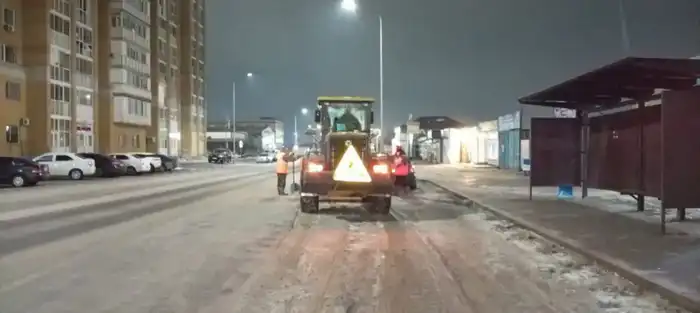 Плюсовая температура днём и морозы ночью: коммунальные службы усилили уборку в Астане (4)
